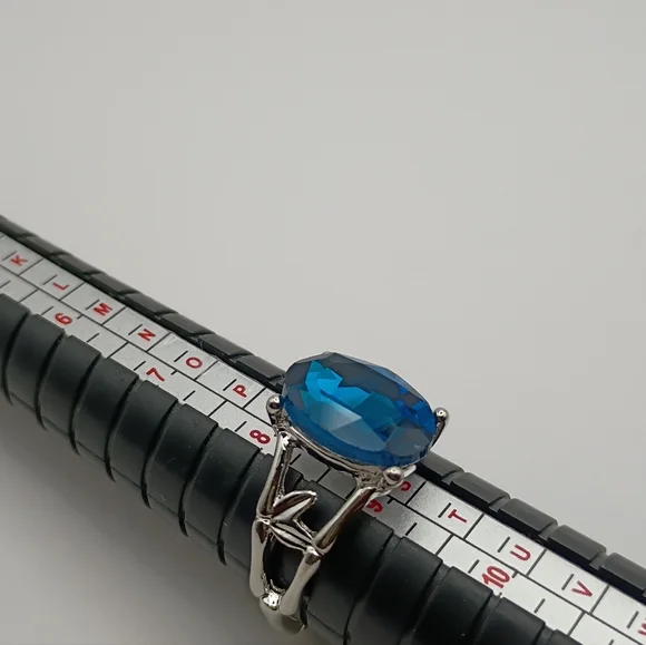 Elegant Silver Ring with Blue Gemstone Size 8.5 - Picture 3 of 3